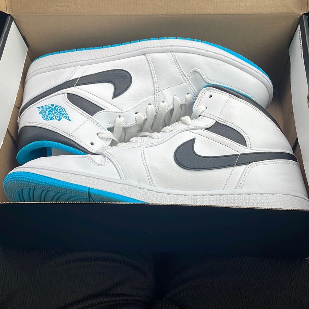 Jordan 1 Mid “Laser Blue”
